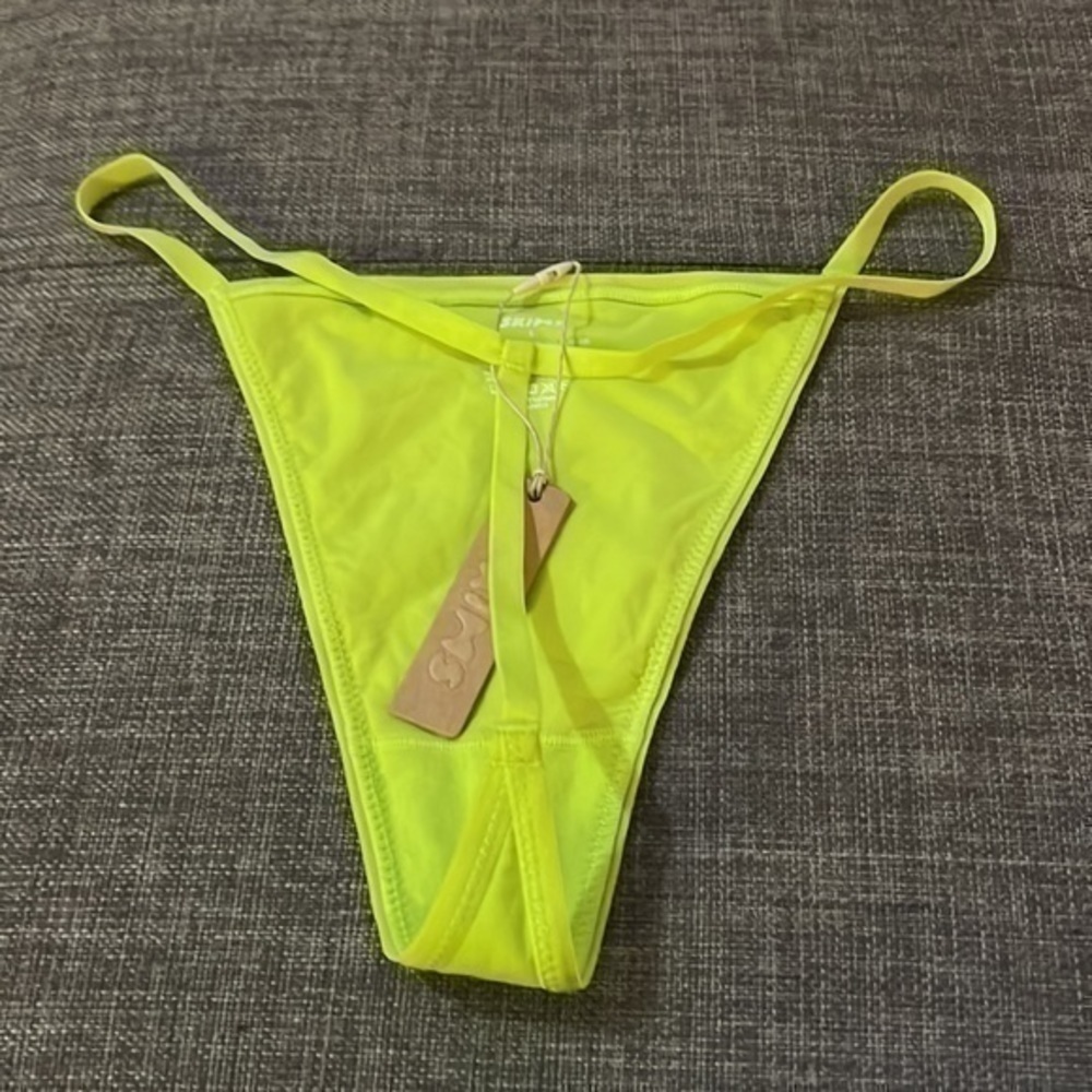 Skims Fits Everybody T-String Thong - Picture 2 of 12